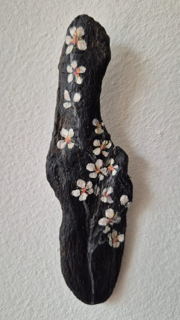 Zarte Blüten - ein Miniaturkunstwerk auf Treibholz