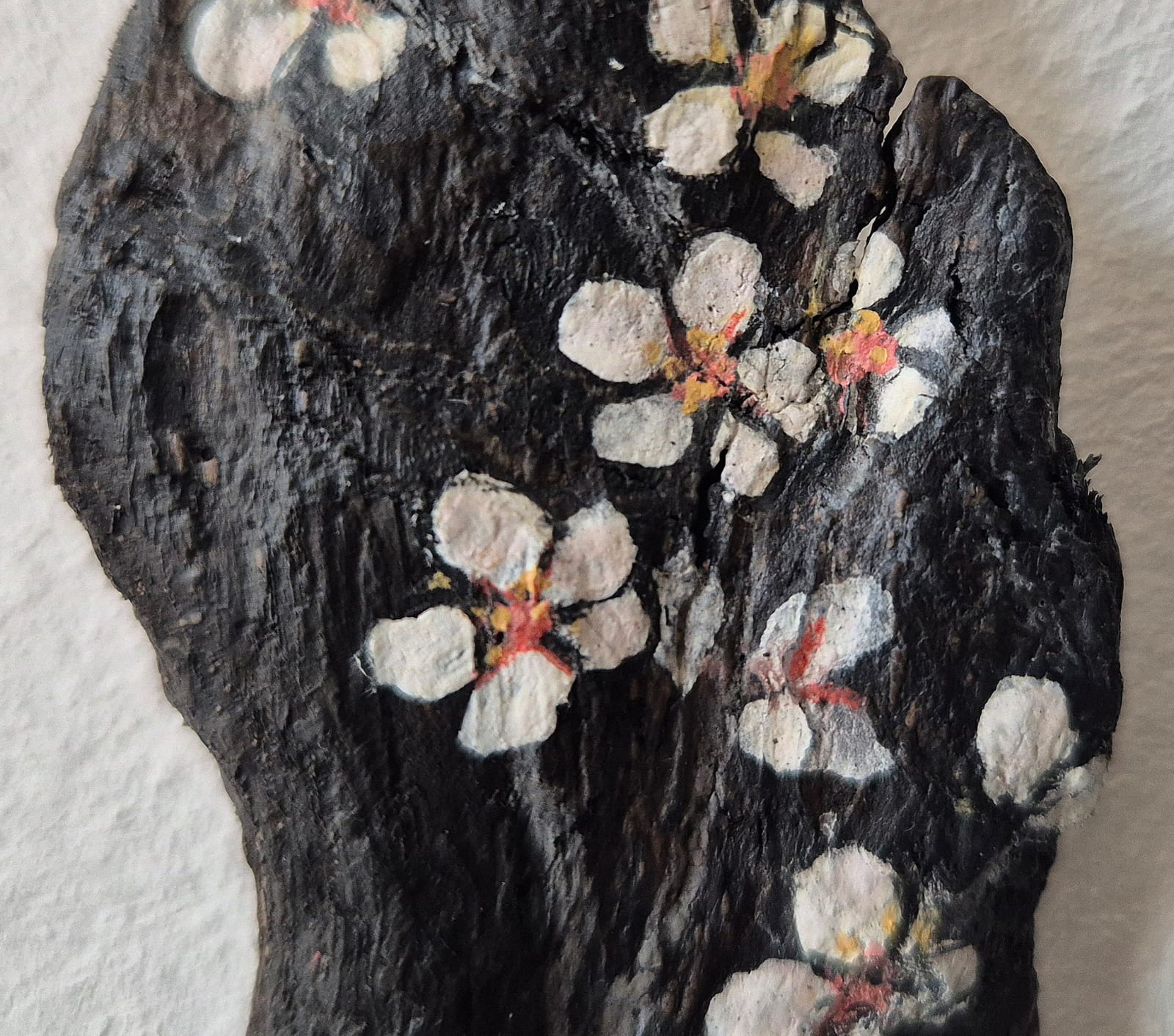 Zarte Blüten - ein Miniaturkunstwerk auf Treibholz – Bild 2