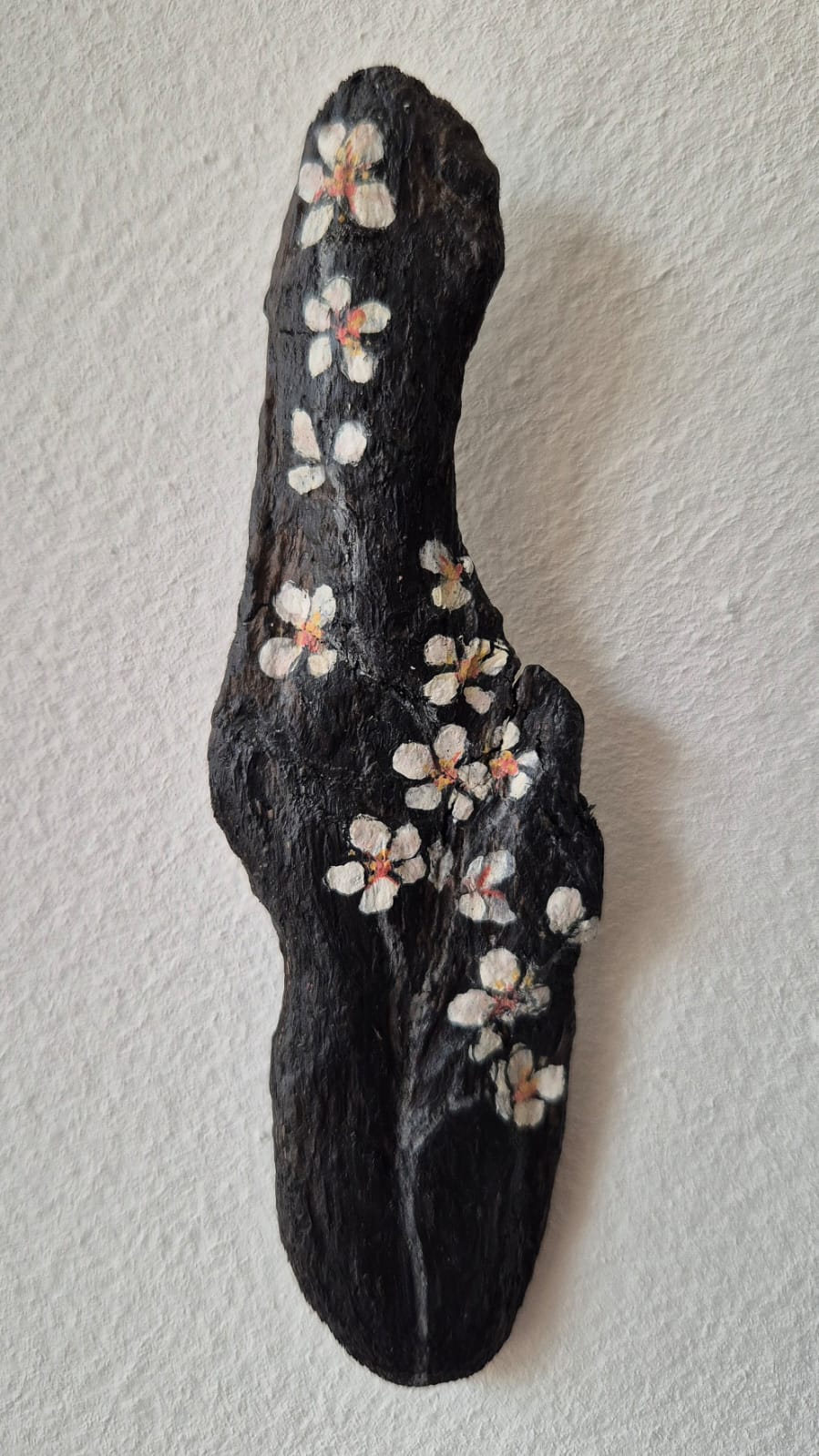 Zarte Blüten - ein Miniaturkunstwerk auf Treibholz