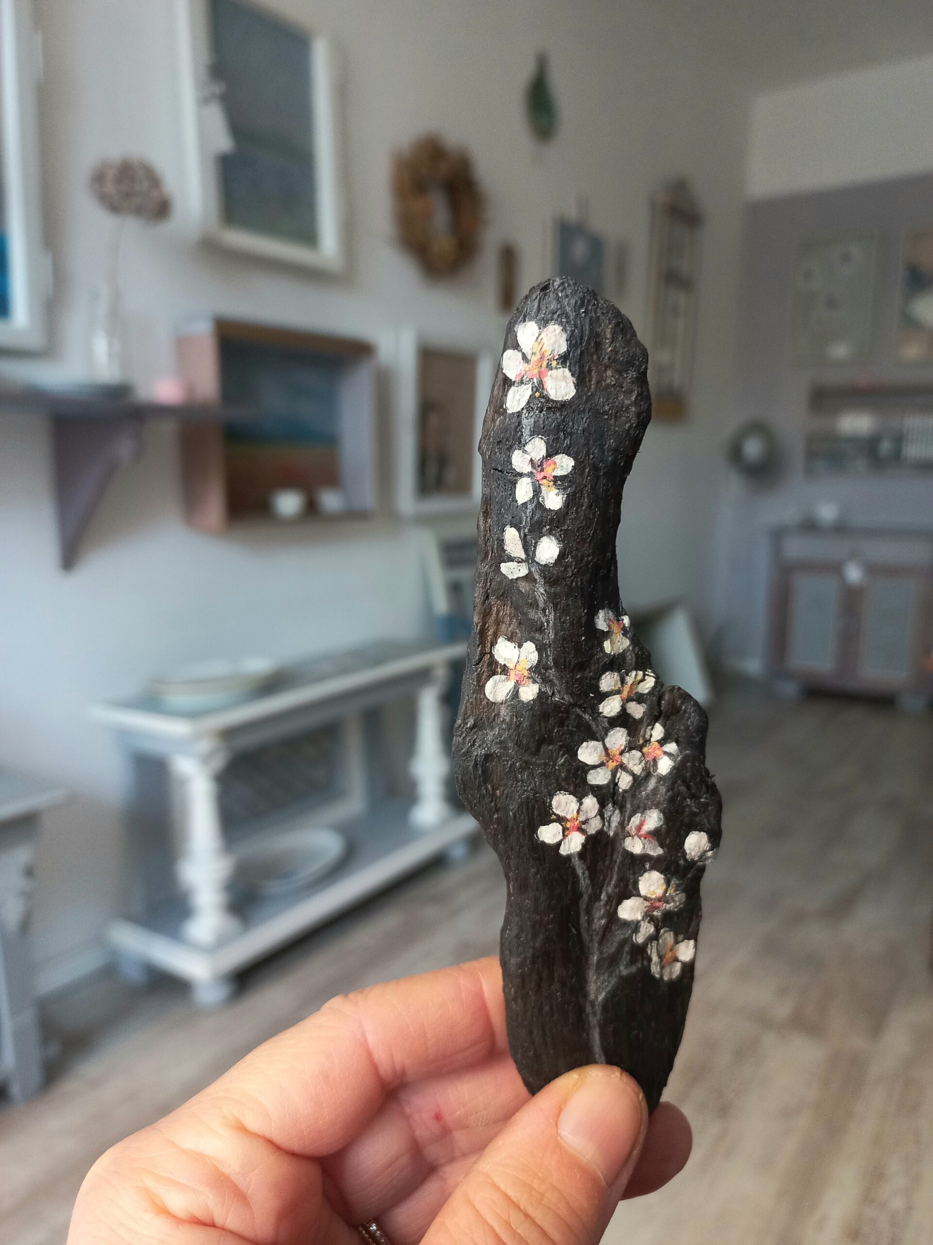 Zarte Blüten - ein Miniaturkunstwerk auf Treibholz – Bild 3